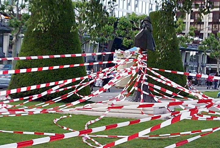 Attention, 2009, Forde, Geneva, Switzerland Performance aux abords de la statue commémorant, l'assasinat de Sissi, l'impératrice d'Autriche شهرام انتخابی , 
